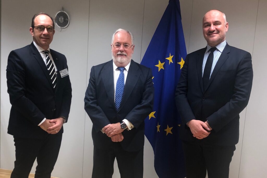 Συνάντηση της Διοίκησης του ΣΒΕ με τον Επίτροπο της Ευρωπαϊκής Επιτροπής για θέματα Ενέργειας Μr. Miguel Arias Cañete.- Κόστος ενέργειας για τη μεταποίηση, Ευρωπαϊκά Ενεργειακά Δίκτυα και εφαρμογή της Ευρωπαϊκής Ενεργειακής πολιτικής, στην ατζέντα της συζήτησης. Συνάντηση της Διοίκησης του ΣΒΕ με τον Επίτροπο της Ευρωπαϊκής Επιτροπής για θέματα Ενέργειας Μr. Miguel Arias Cañete.- Κόστος ενέργειας για τη μεταποίηση, Ευρωπαϊκά Ενεργειακά Δίκτυα και εφαρμογή της Ευρωπαϊκής Ενεργειακής πολιτικής, στην ατζέντα της συζήτησης.