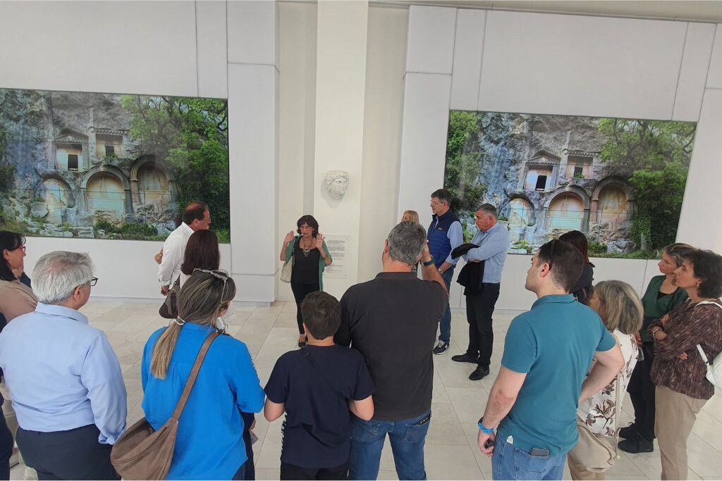 Επίσκεψη της Διοίκησης και Επιχειρήσεων – Μελών του ΣΒΕ στο νέο Πολυκεντρικό Μουσείο των Αιγών Επίσκεψη της Διοίκησης και Επιχειρήσεων – Μελών του ΣΒΕ στο νέο Πολυκεντρικό Μουσείο των Αιγών