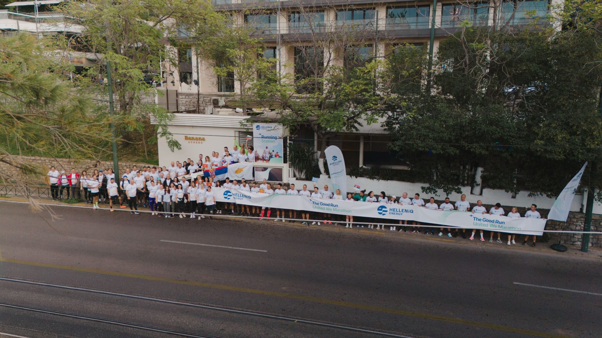 Περισσότεροι από 350 εθελοντές της HELLENiQ ENERGY έτρεξαν στον 42ο Αυθεντικό Μαραθώνιο της Αθήνας