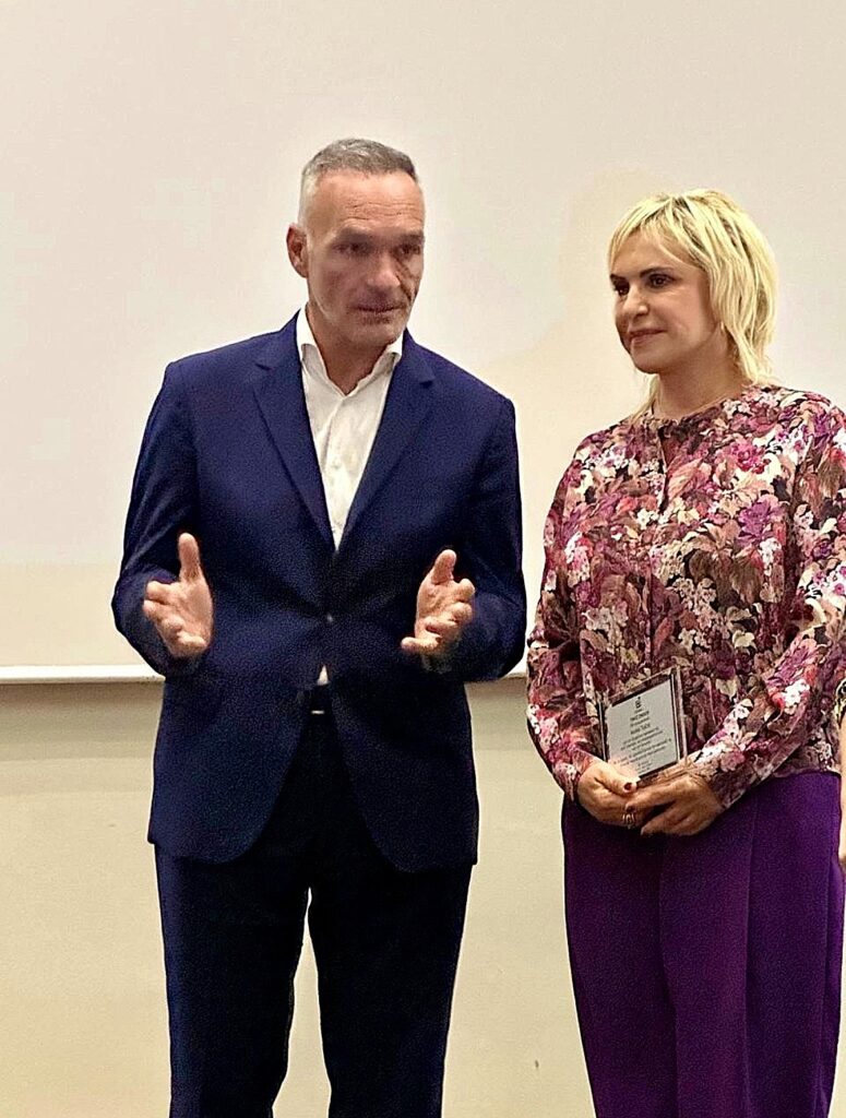 Βραβείο επιχειρηματικότητας, επιστήμης & κοινωνικής προσφοράς στην Ιουλία Τσέτη, από τους νοσοκομειακούς φαρμακοποιούς – ΠΕΦΝΙ