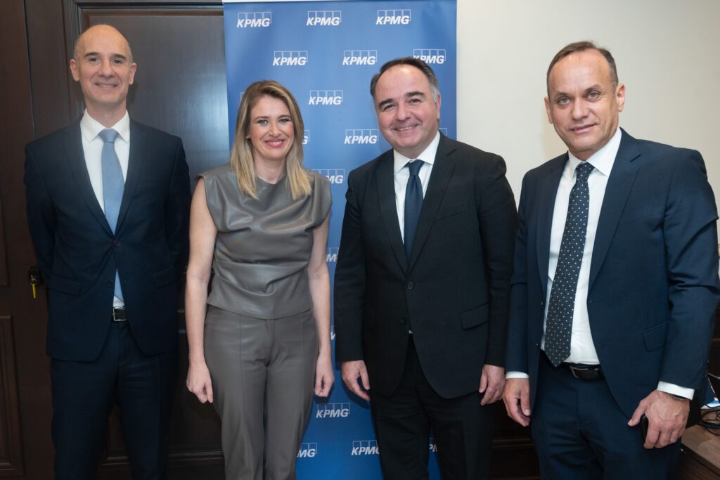 100 + κορυφαία στελέχη του ασφαλιστικού κλάδου συμμετείχαν στην εκδήλωση για την παρουσίαση της 15ης Ετήσιας Έκθεσης για την Ιδιωτική Ασφαλιστική Αγορά που πραγματοποίησε η KPMGστην Ελλάδα με τίτλο “The Future of Insurance”.