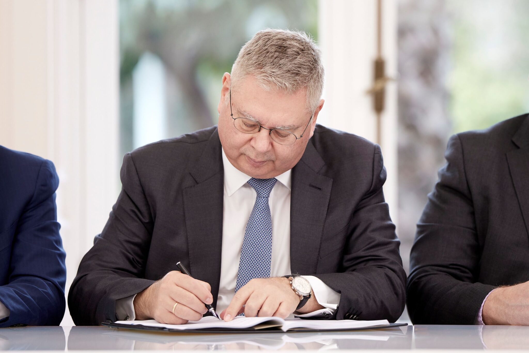 Η HELLENiQ ENERGY και η Chevron υπογράφουν Συμβάσεις με το Ελληνικό Δημόσιο για την παραχώρηση  δικαιωμάτων Έρευνας  και Εκμετάλλευσης Υδρογονανθράκων σε τέσσερις θαλάσσιες περιοχές